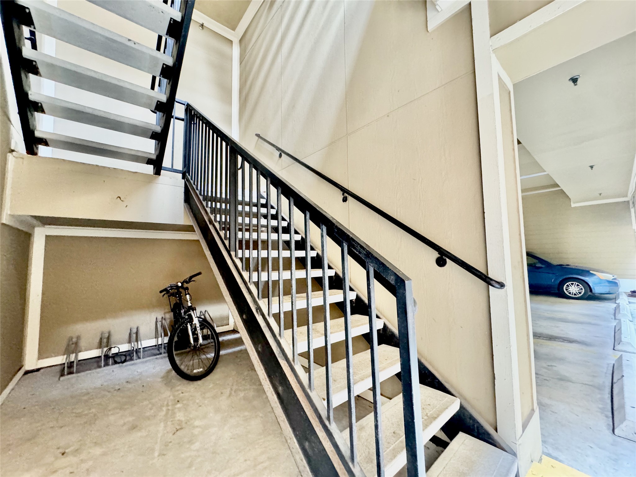 314 West Bell Street, Unit 201 Houston, TX 77019 - Photo 8 of 32 a view of an entryway