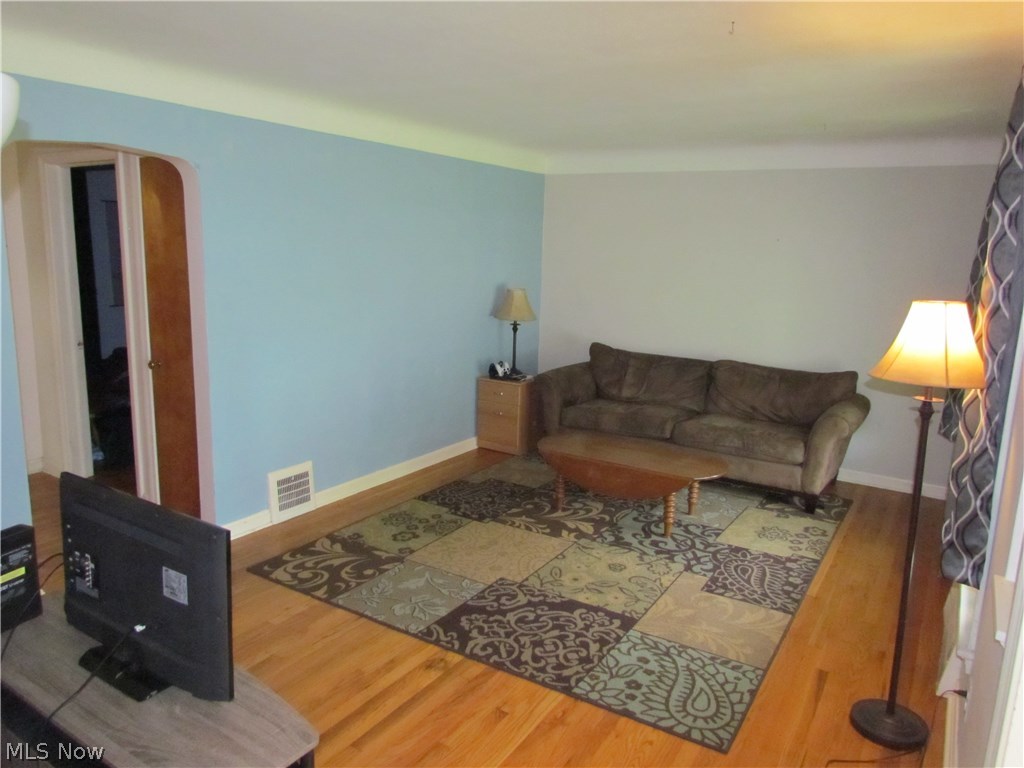 5659 Shawnee Road Cleveland, OH 44124 - Photo 5 of 28