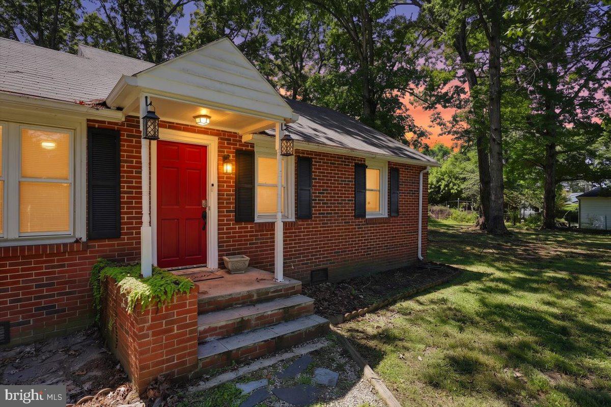 20322 Gum Tree Road Orange, VA 22960 - Photo 5 of 28 Charming brick home with vibrant entry.