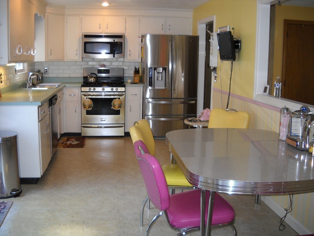 13 Governor Peabody Road Billerica, MA 01821 - Photo 3 of 16