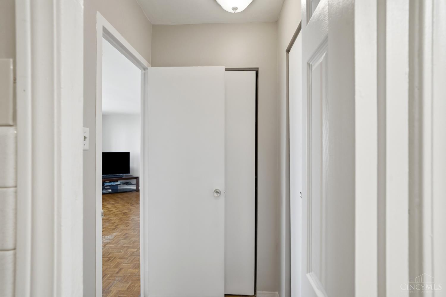 2324 Madison Road, Unit 910 Cincinnati, OH 45208 - Photo 12 of 28 Gallery Image 12