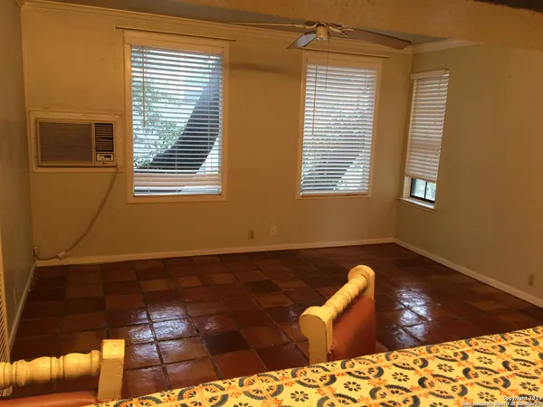 $775 | 230 East Mulberry Avenue, Unit 5, San Antonio, TX 78212