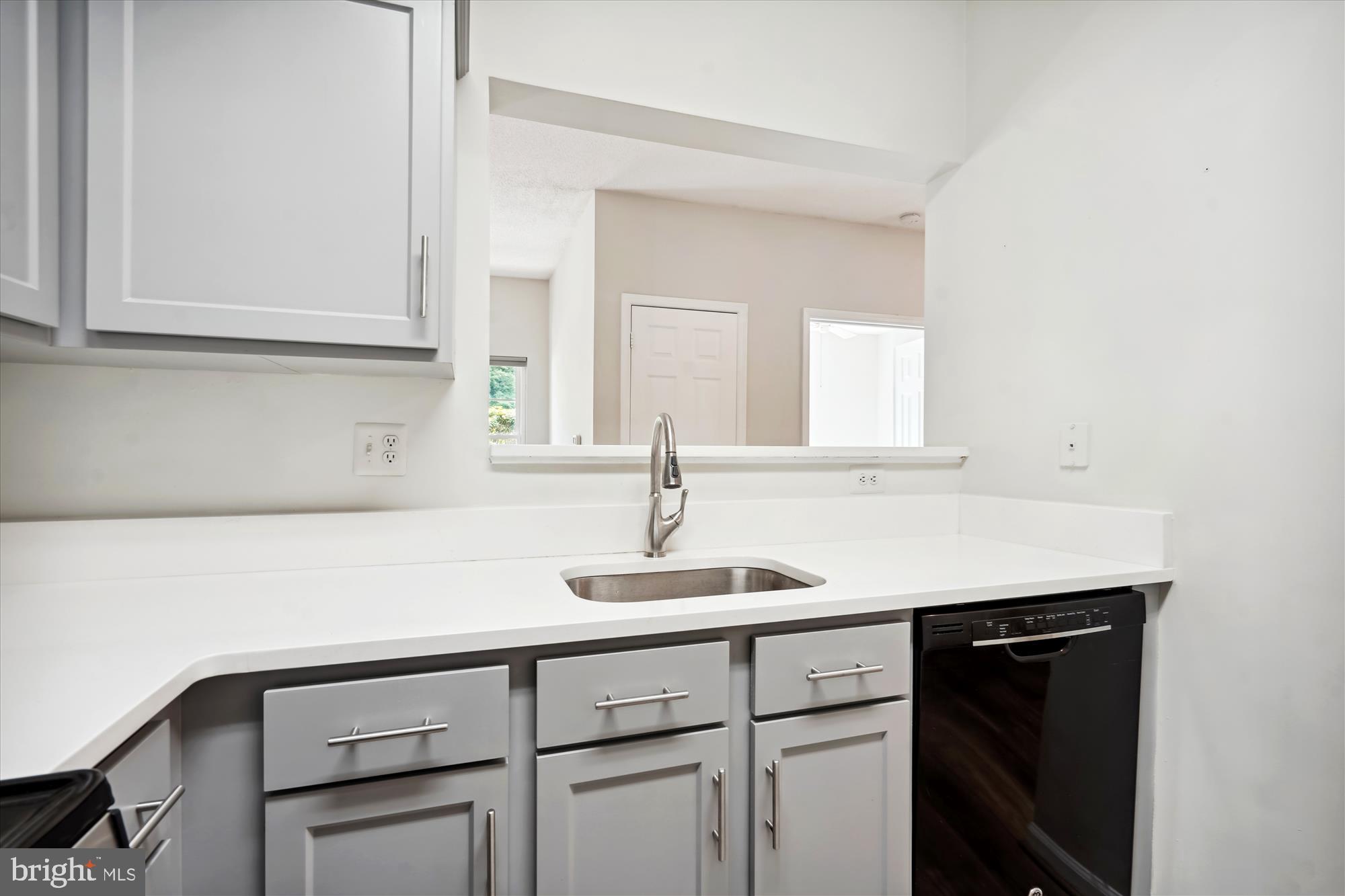12000 Taliesin Place, Unit 13 Reston, VA 20190 - Photo 3 of 59 Kitchen