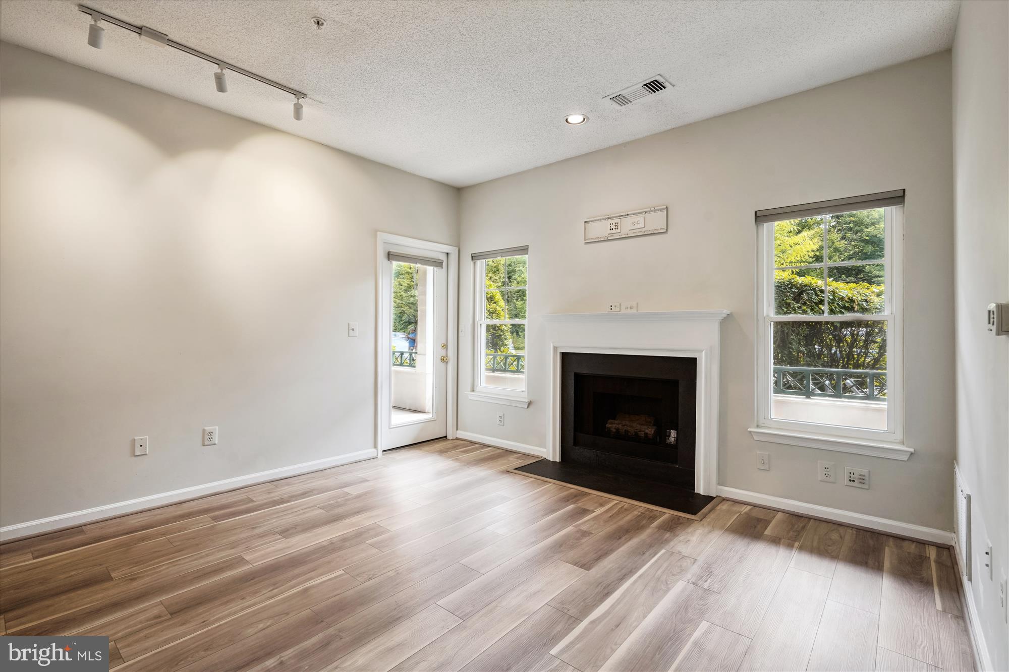 12000 Taliesin Place, Unit 13 Reston, VA 20190 - Photo 5 of 59 Living Room