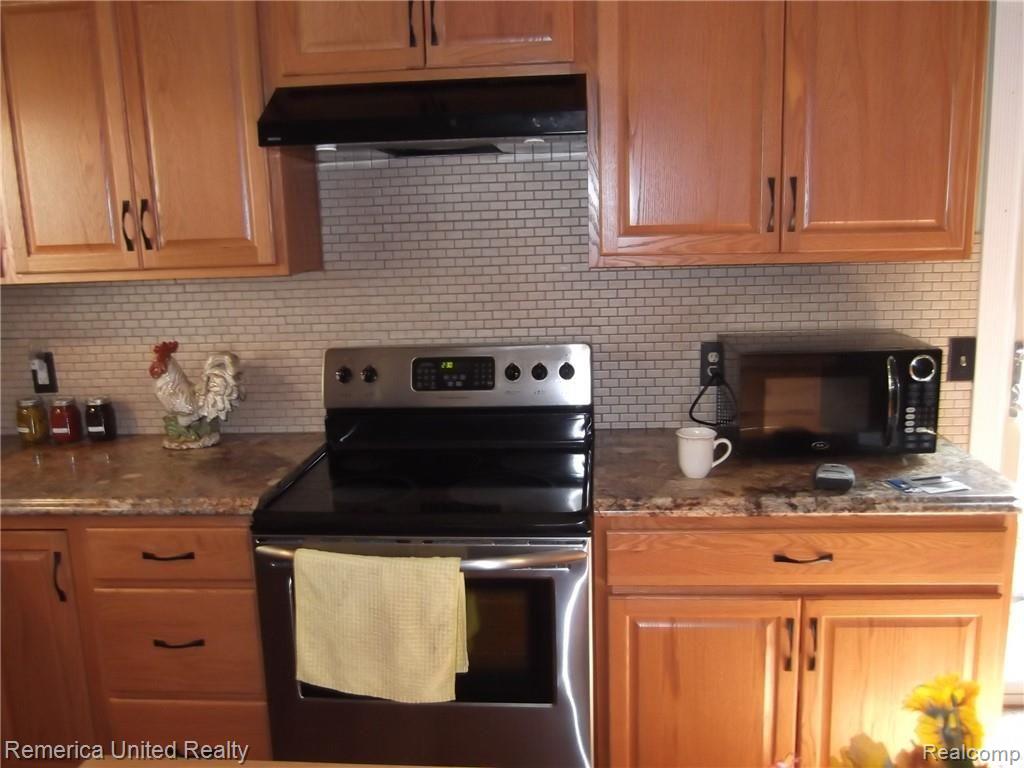43218 Barchester Road Canton, MI 48187 - Photo 19 of 52 NEWER MATCHING STAINLESS STOVE