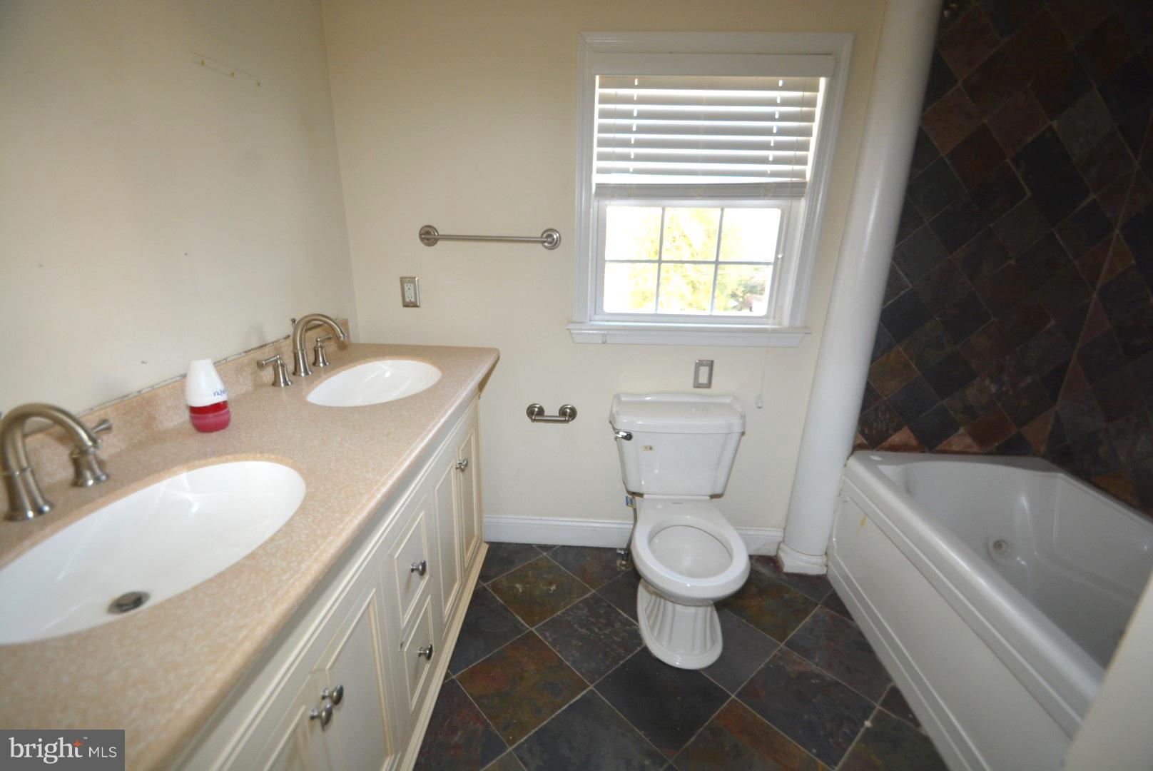 3637 Hineline Road Baltimore, MD 21229 - Photo 18 of 25 Bath