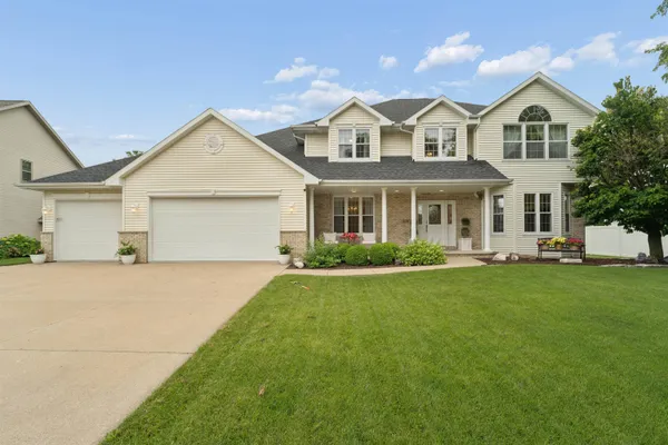 $589,900 | 208 East Apple Creek Road, Appleton, WI 54913