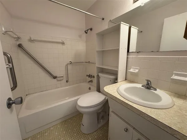 $1,500 | 2040 World Pkwy Boulevard, Unit 12, Clearwater, FL 33763