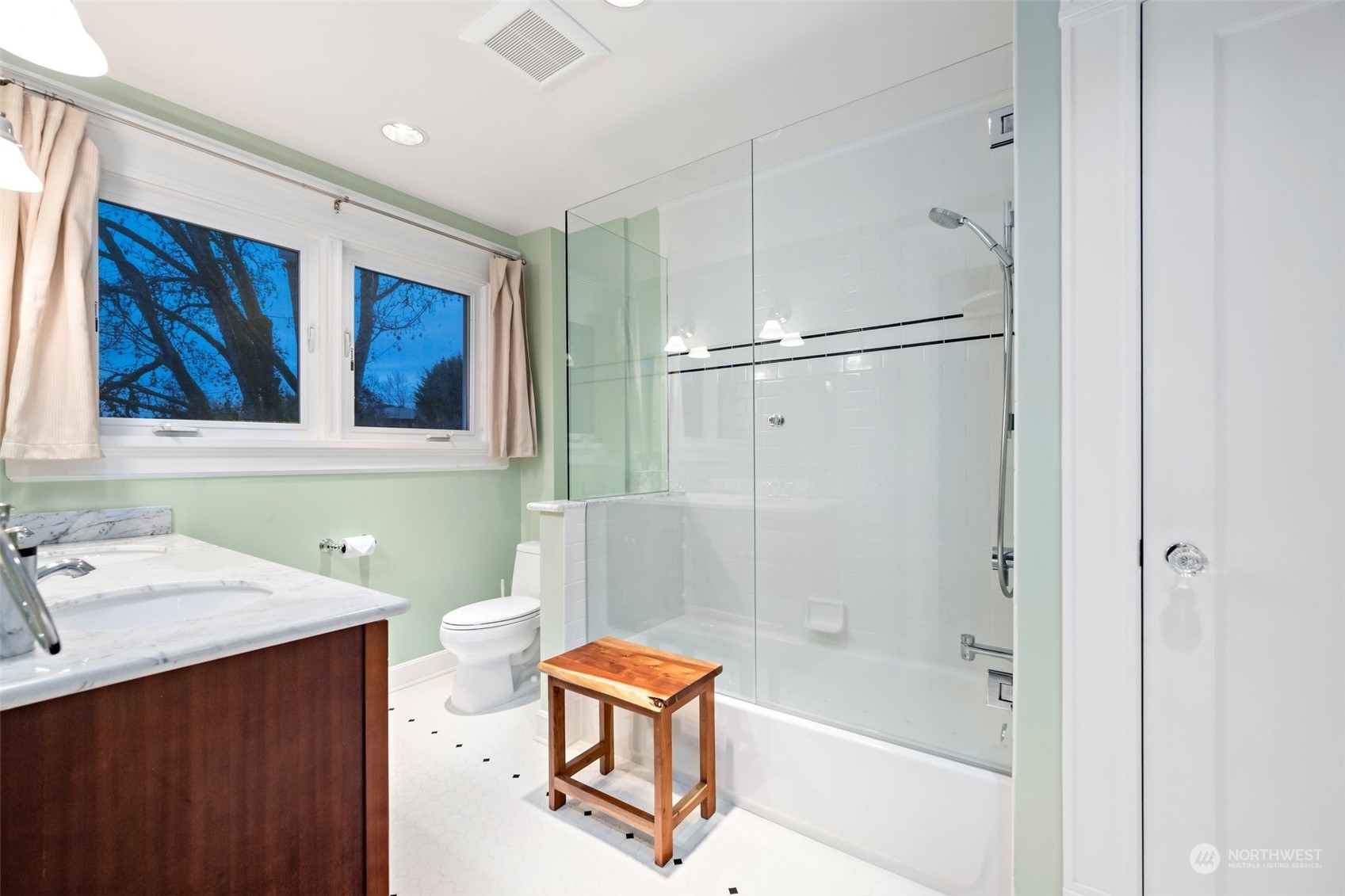 6601 Northeast Windermere Road Seattle, WA 98115 - Photo 27 of 29 a bathroom with a bathtub sink and mirror