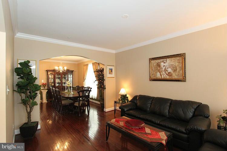 12142 Cypress Spring Road Clarksburg, MD 20871 - Photo 10 of 30 Living Room
