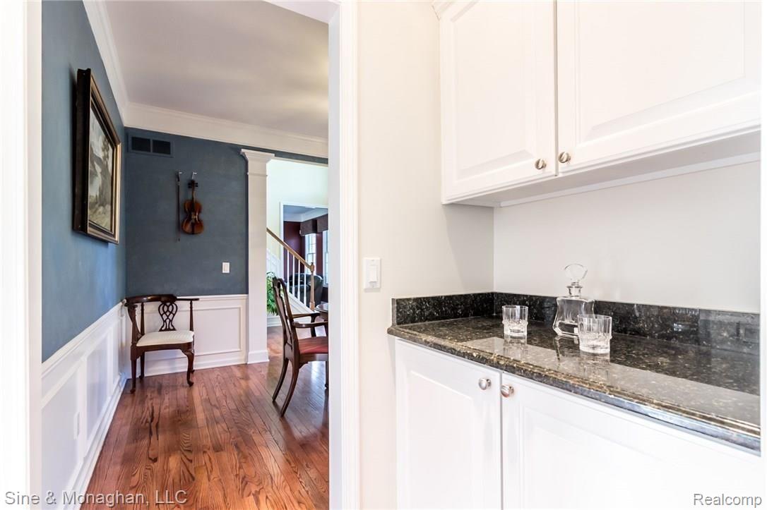 1120 Miners Run Rochester, MI 48306 - Photo 12 of 31 Butler Pantry/Bar