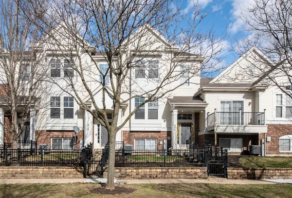 $2,800 | 417 Plaza Place, Aurora, IL 60504