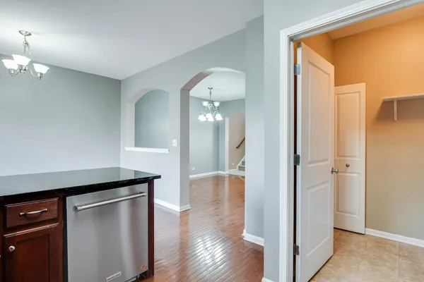 $2,800 | 417 Plaza Place, Aurora, IL 60504