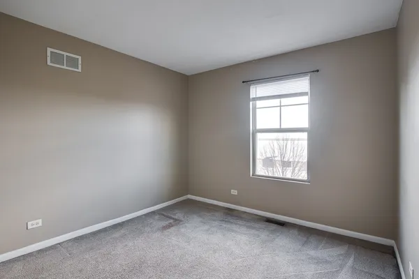 $2,800 | 417 Plaza Place, Aurora, IL 60504