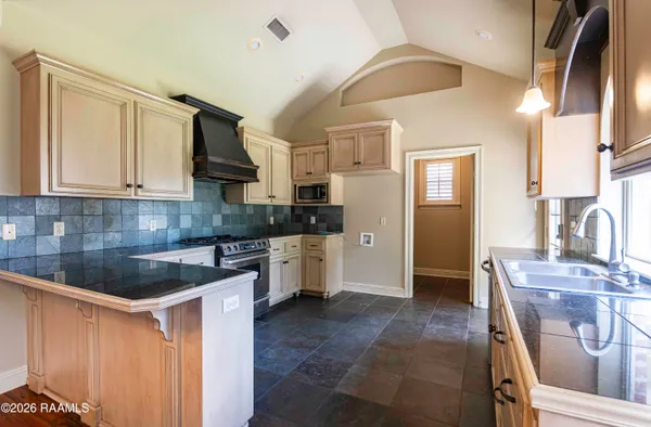 $2,400 | 209 Metairie Court, Lafayette, LA 70503