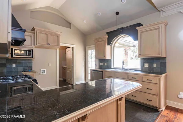 $2,400 | 209 Metairie Court, Lafayette, LA 70503