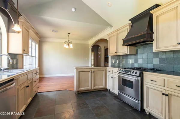 $2,400 | 209 Metairie Court, Lafayette, LA 70503