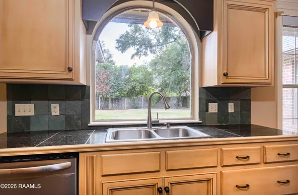 $2,400 | 209 Metairie Court, Lafayette, LA 70503