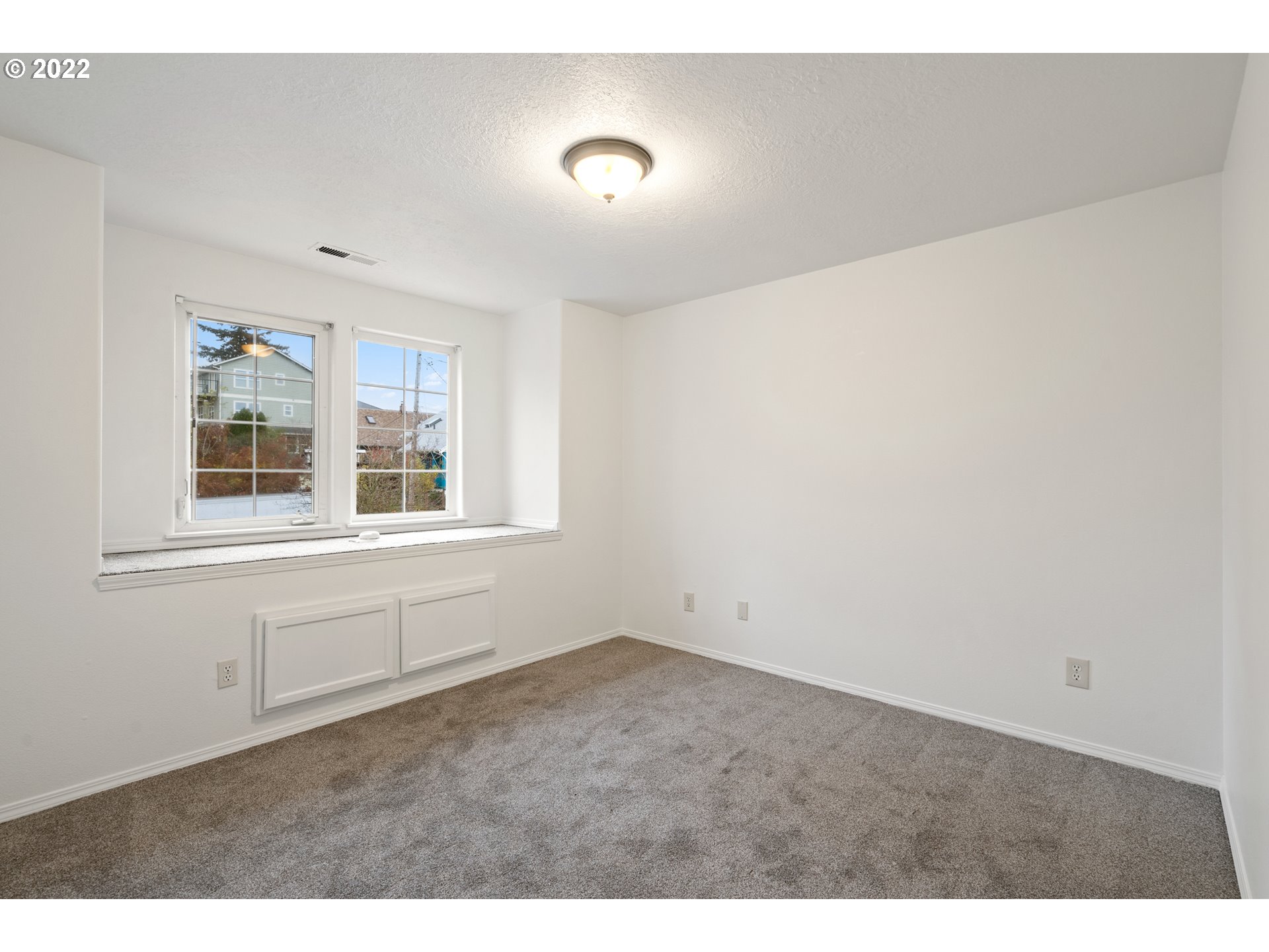 4525 North Colonial Avenue Portland, OR 97217 - Photo 25 of 35 an empty room with windows