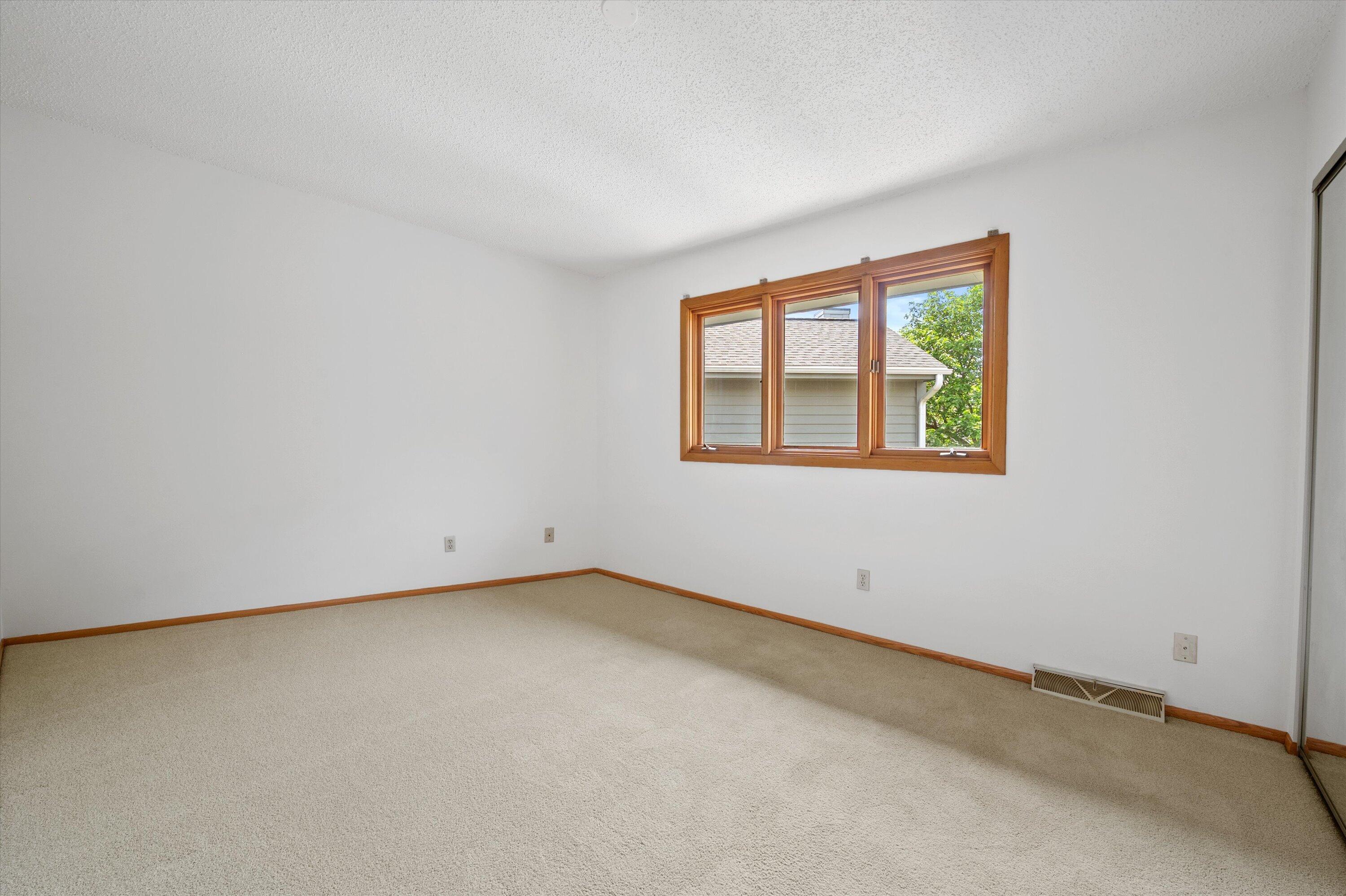 15661 West Ridge Road New Berlin, WI 53151 - Photo 20 of 32 26-DSC1240