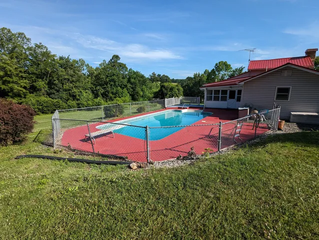 a view of a backyard with plants and a table