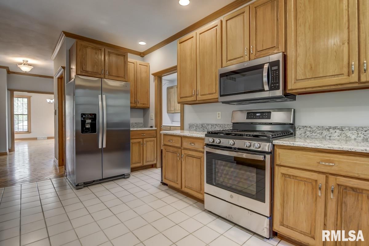 2113 Timbercrest Court Springfield, IL 62702 - Photo 9 of 48