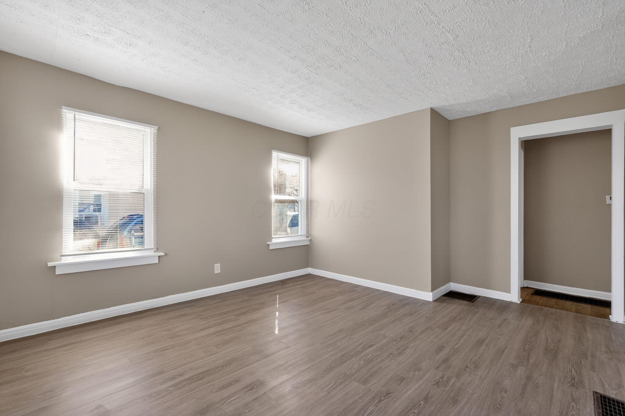 1771 Marston Road Columbus, OH 43219 - Photo 12 of 30 12_1771_Marston_Rd_Columbus_OH_43219-Liv