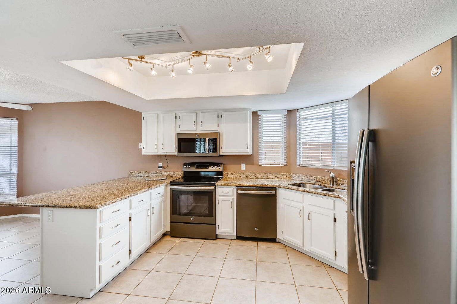15652 North 38th Place Phoenix, AZ 85032 - Photo 8 of 22 8