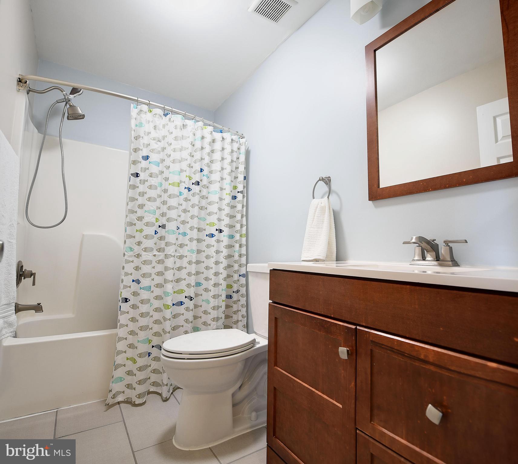 652 Hunting Fields Road Middle River, MD 21220 - Photo 25 of 32 Full hallway bath