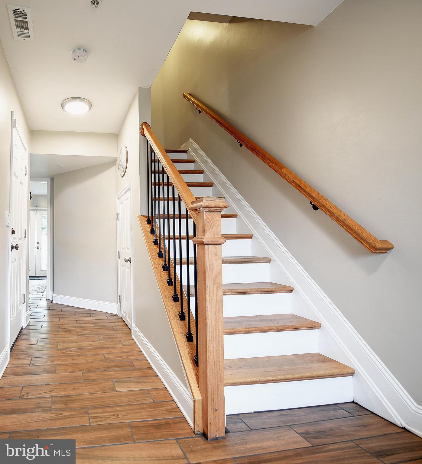 652 Hunting Fields Road Middle River, MD 21220 - Photo 5 of 32 Warm and friendly entryway