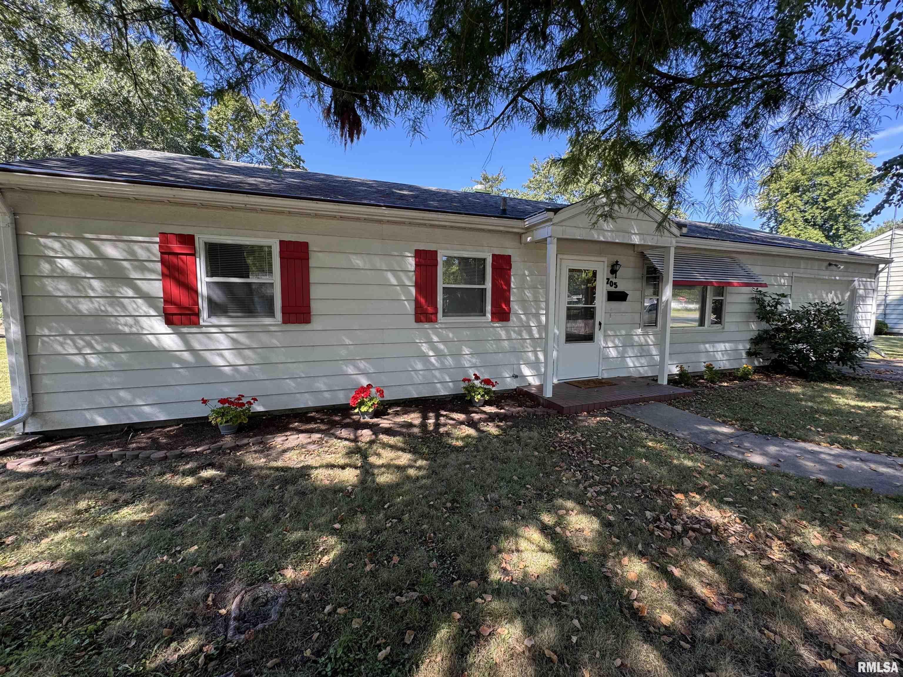 705 Bobby Avenue Macomb, IL 61455 - Photo 2 of 29