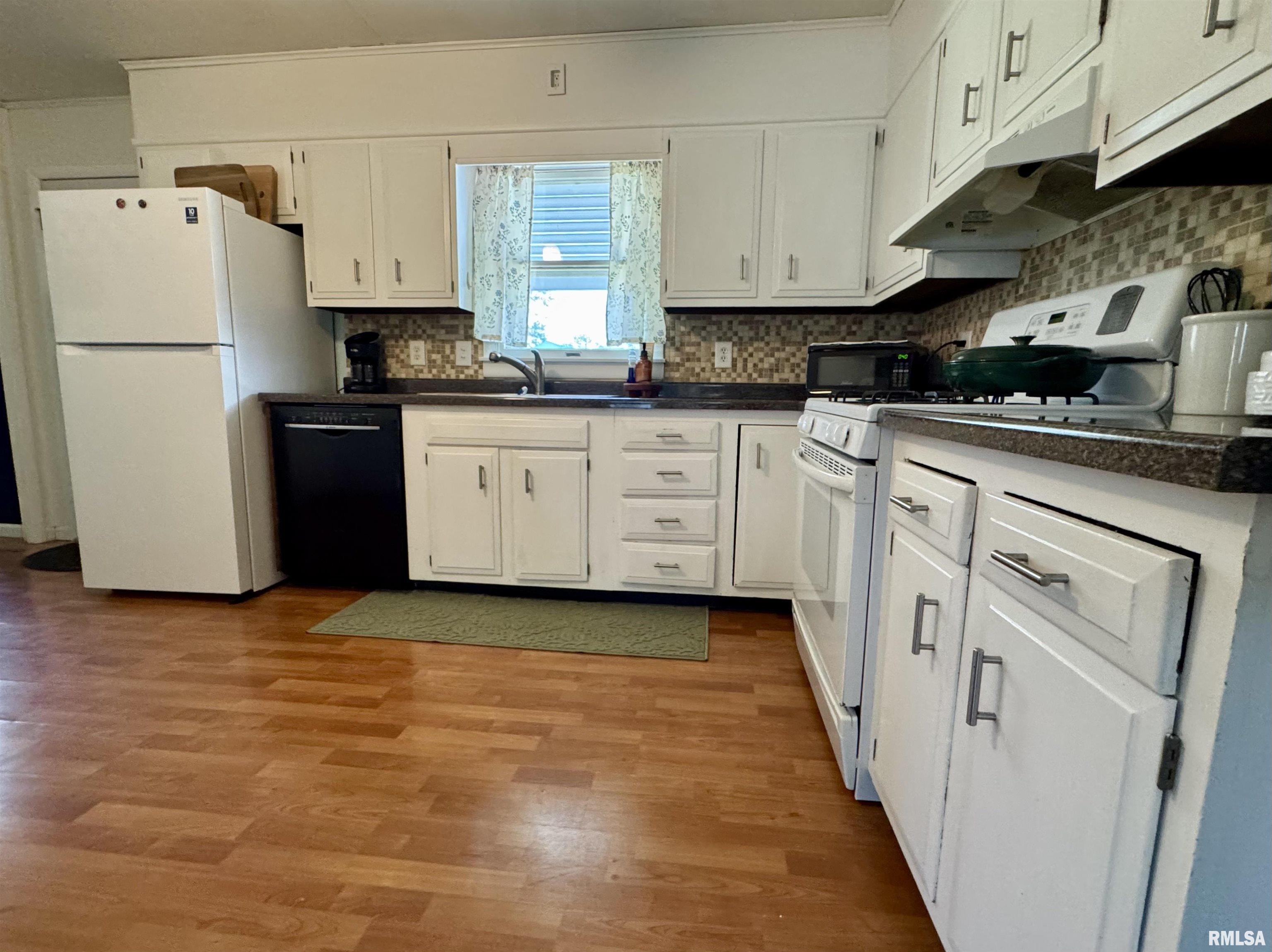 705 Bobby Avenue Macomb, IL 61455 - Photo 10 of 29