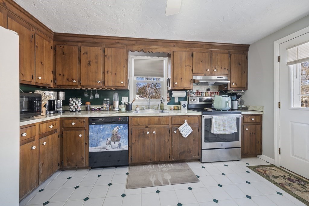 8 Pine Tree Trail Westford, MA 01886 - Photo 11 of 41