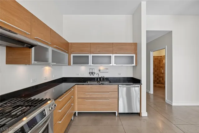 $2,321 | 200 Hoover Avenue, Unit 1205, Las Vegas, NV 89101