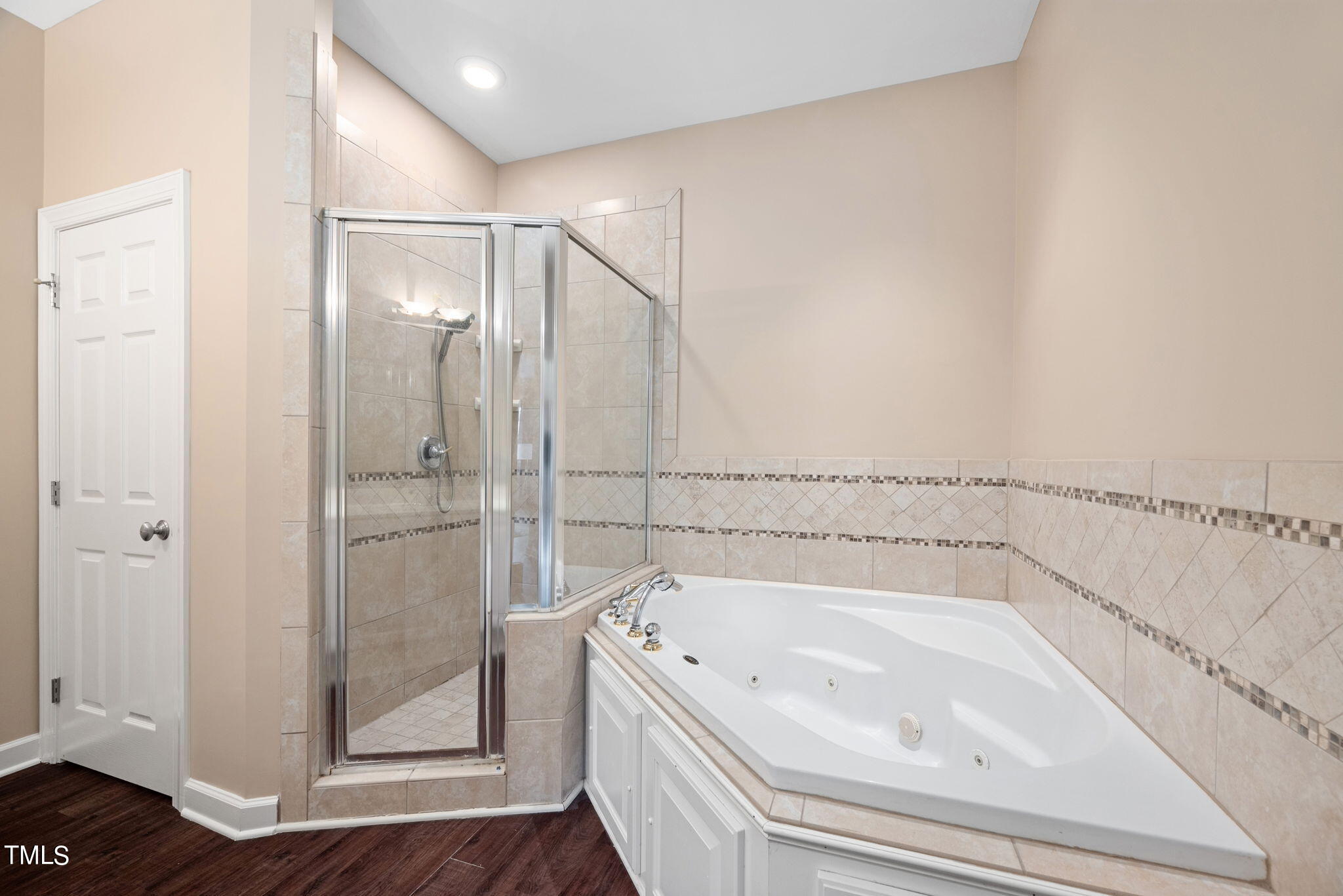 200 South Dawson Street, Unit 201 Raleigh, NC 27601 - Photo 23 of 39 a bathroom with a bathtub and shower