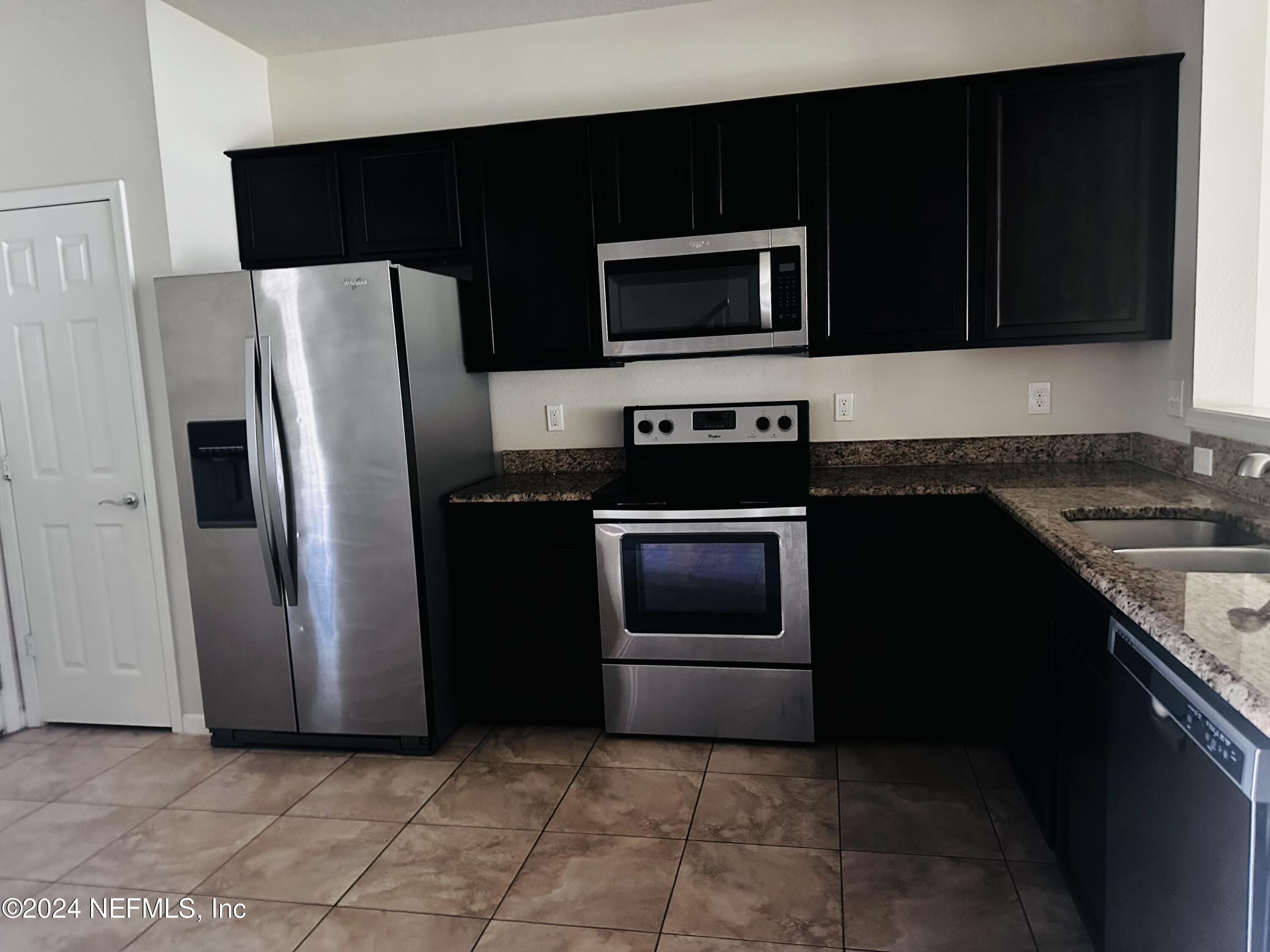 6801 Roundleaf Drive Jacksonville, FL 32258 - Photo 10 of 24 a kitchen with a refrigerator stove and microwave