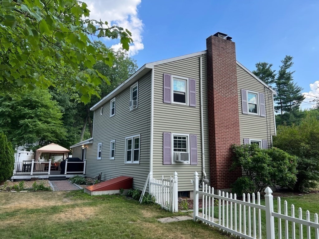 58 Robinhood Road Nashua, NH 03062 - Photo 3 of 19 Gallery Image 3