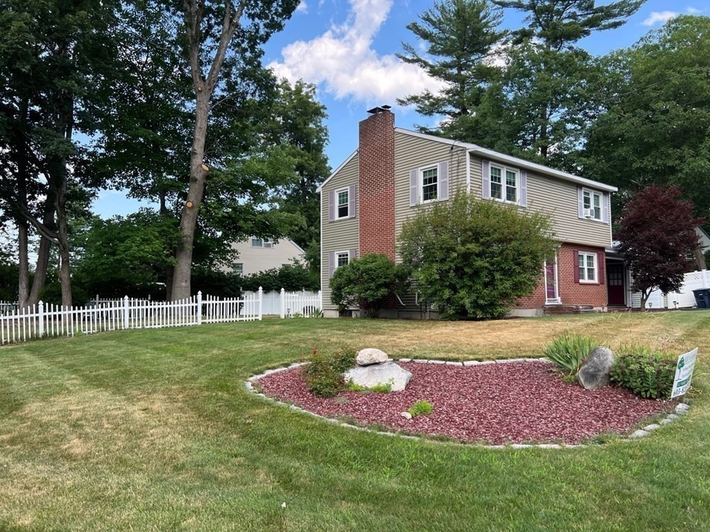 58 Robinhood Road Nashua, NH 03062 - Photo 4 of 19 Gallery Image 4