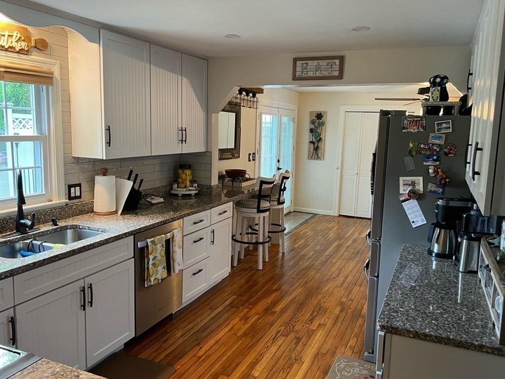 58 Robinhood Road Nashua, NH 03062 - Photo 6 of 19 Gallery Image 6