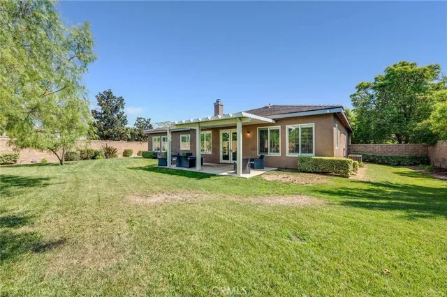 a view of a house with a backyard