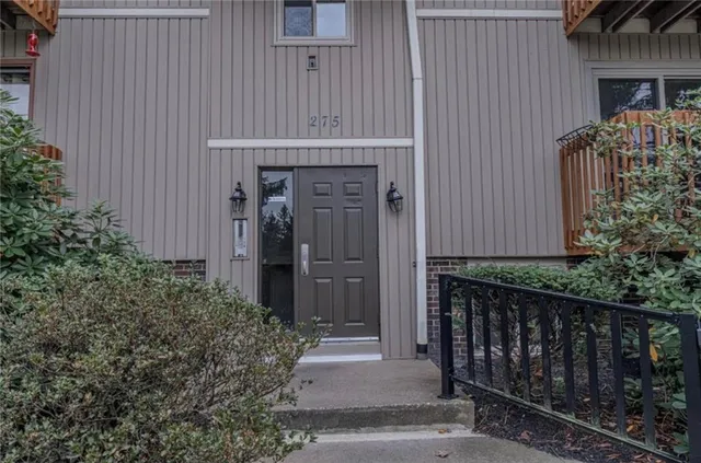 a view of a house with backyard and plants