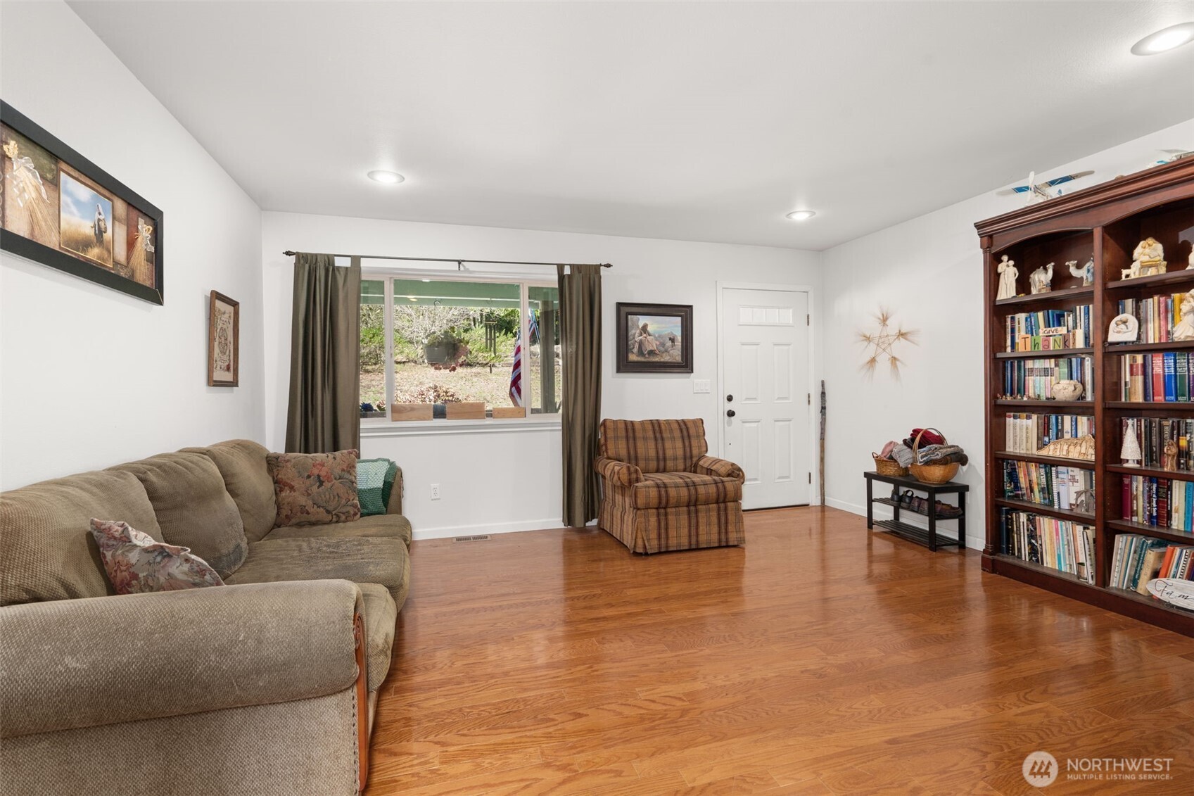 27 Otter Lane Elma, WA 98541 - Photo 5 of 31 a living room with furniture and book shelf