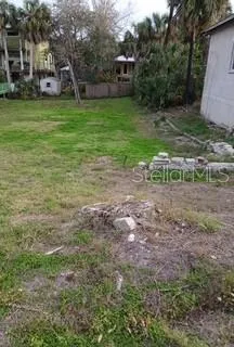 a view of a yard with a house