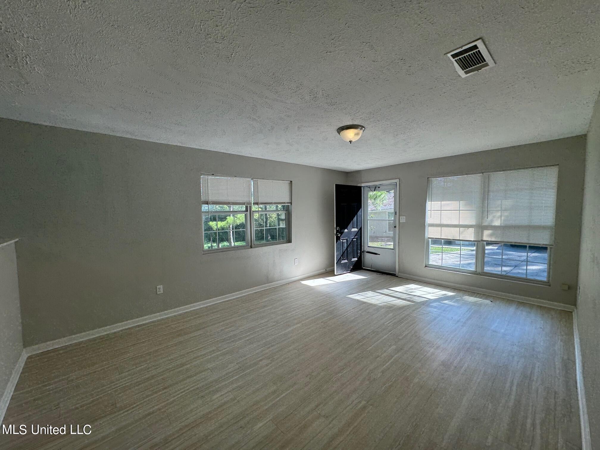 227-229 Lawrence Road Jackson, MS 39206 - Photo 4 of 11 IMG_1398