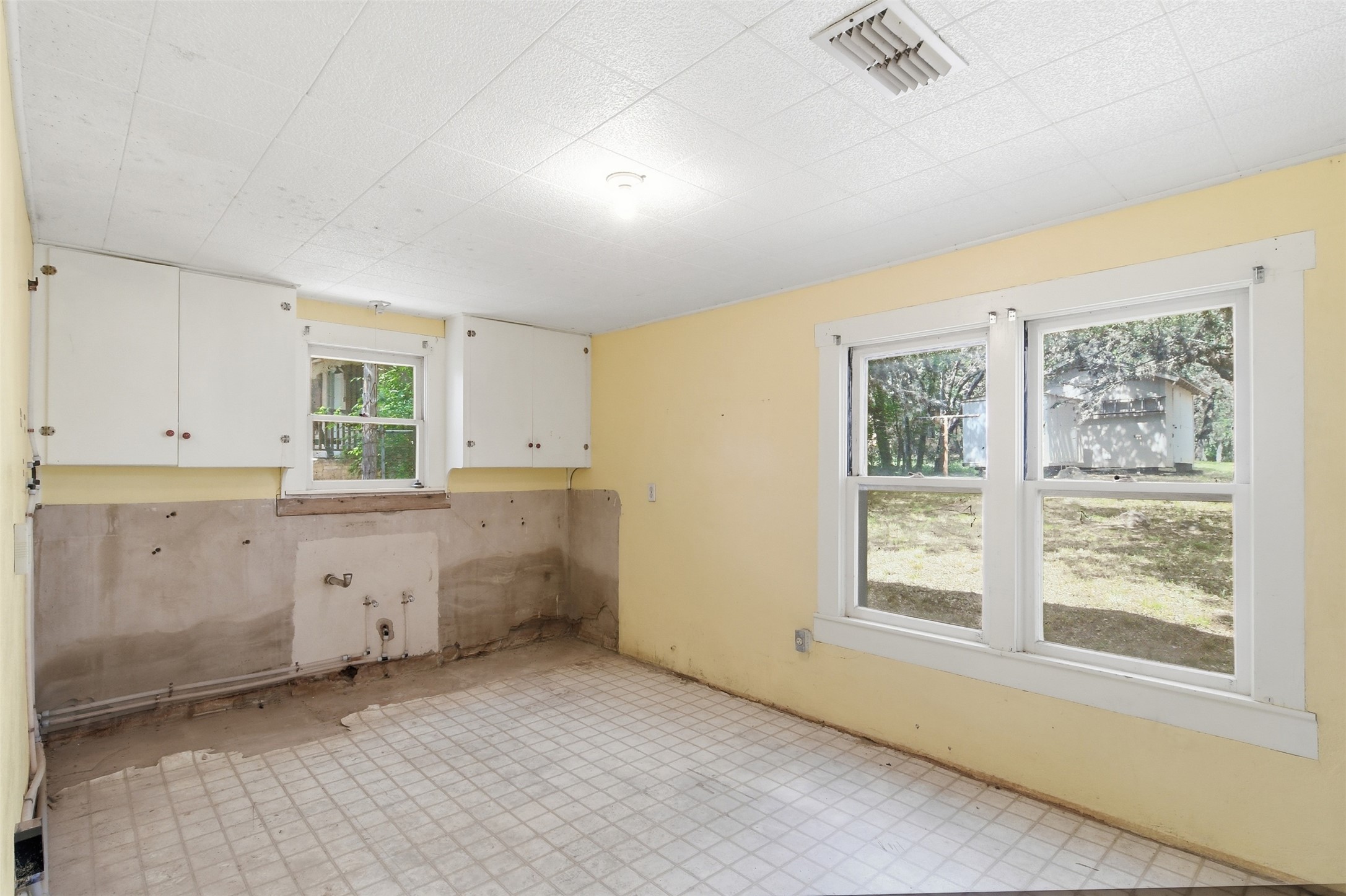 1260 Magers Road Concan, TX 78838 - Photo 16 of 40 A fixer-upper kitchen awaits transformation, offering a blank canvas for culinary creativity and personalized design.