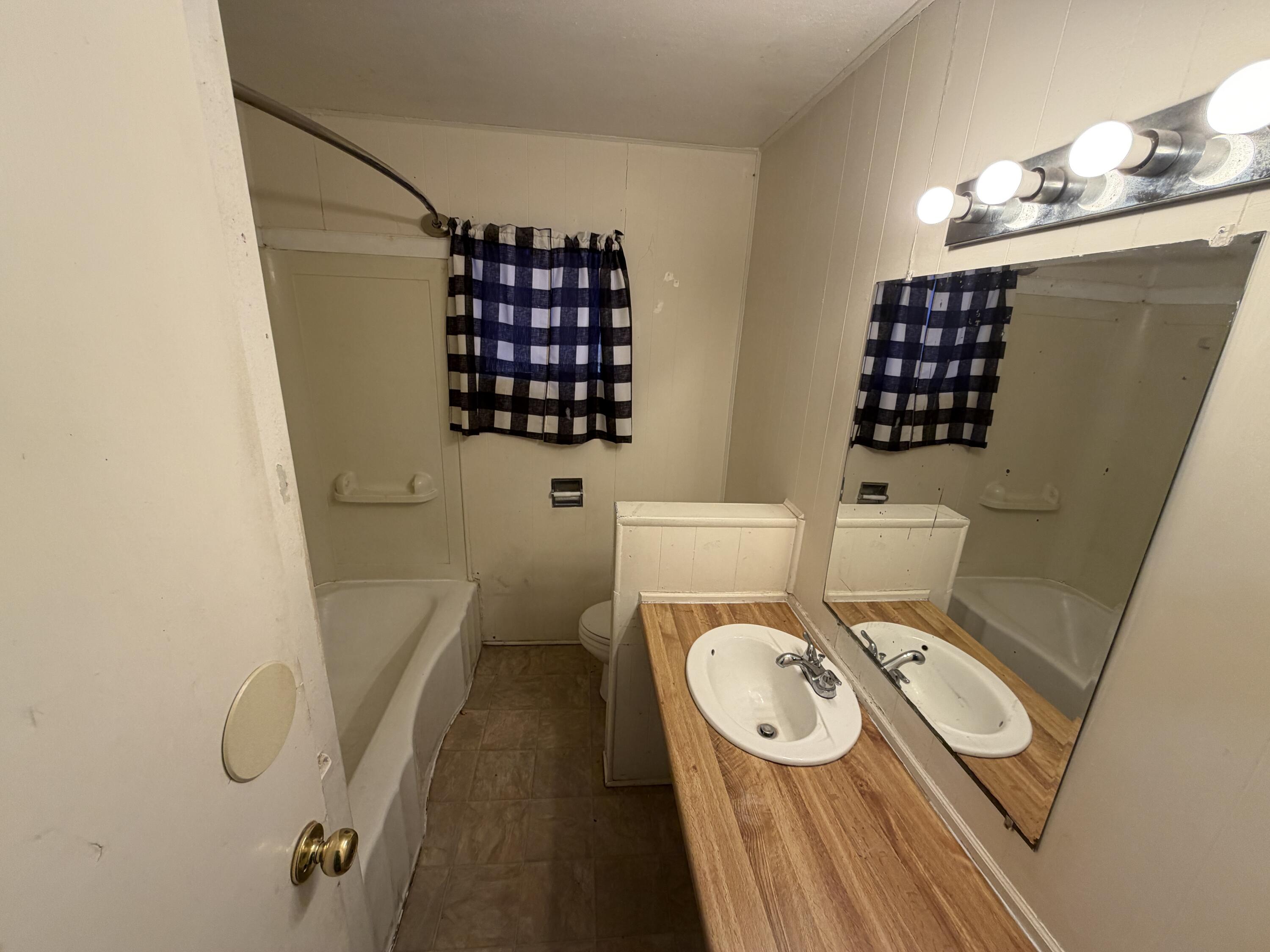1705 West 16th Street Plainview, TX 79072 - Photo 9 of 13 Hall Bath