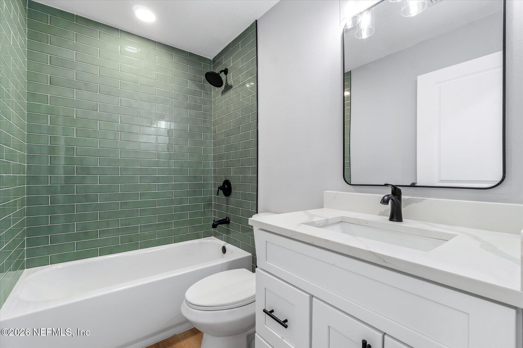 102 Mullins Road Interlachen, FL 32148 - Photo 25 of 45 a bathroom with a sink a toilet and a bathtub