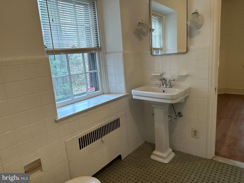 602 Bellevue Road Wilmington, DE 19809 - Photo 41 of 56 a bathroom with a sink and a mirror