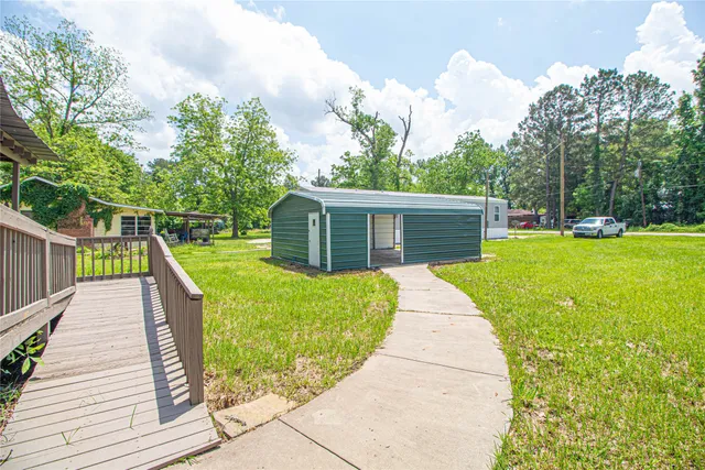 a view of a house with backyard