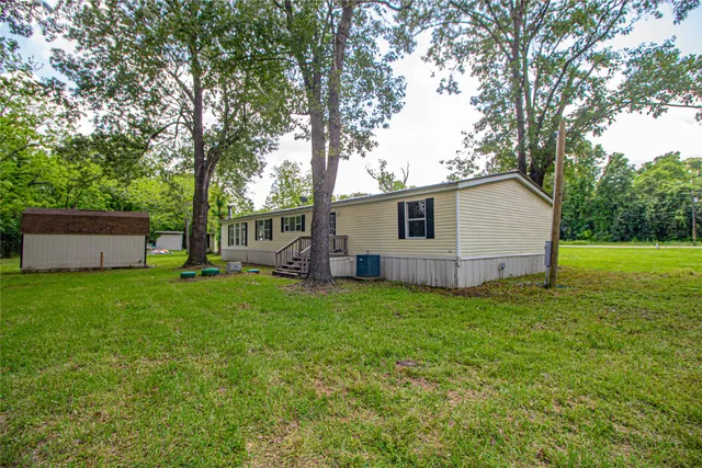 a view of a house with backyard and garden